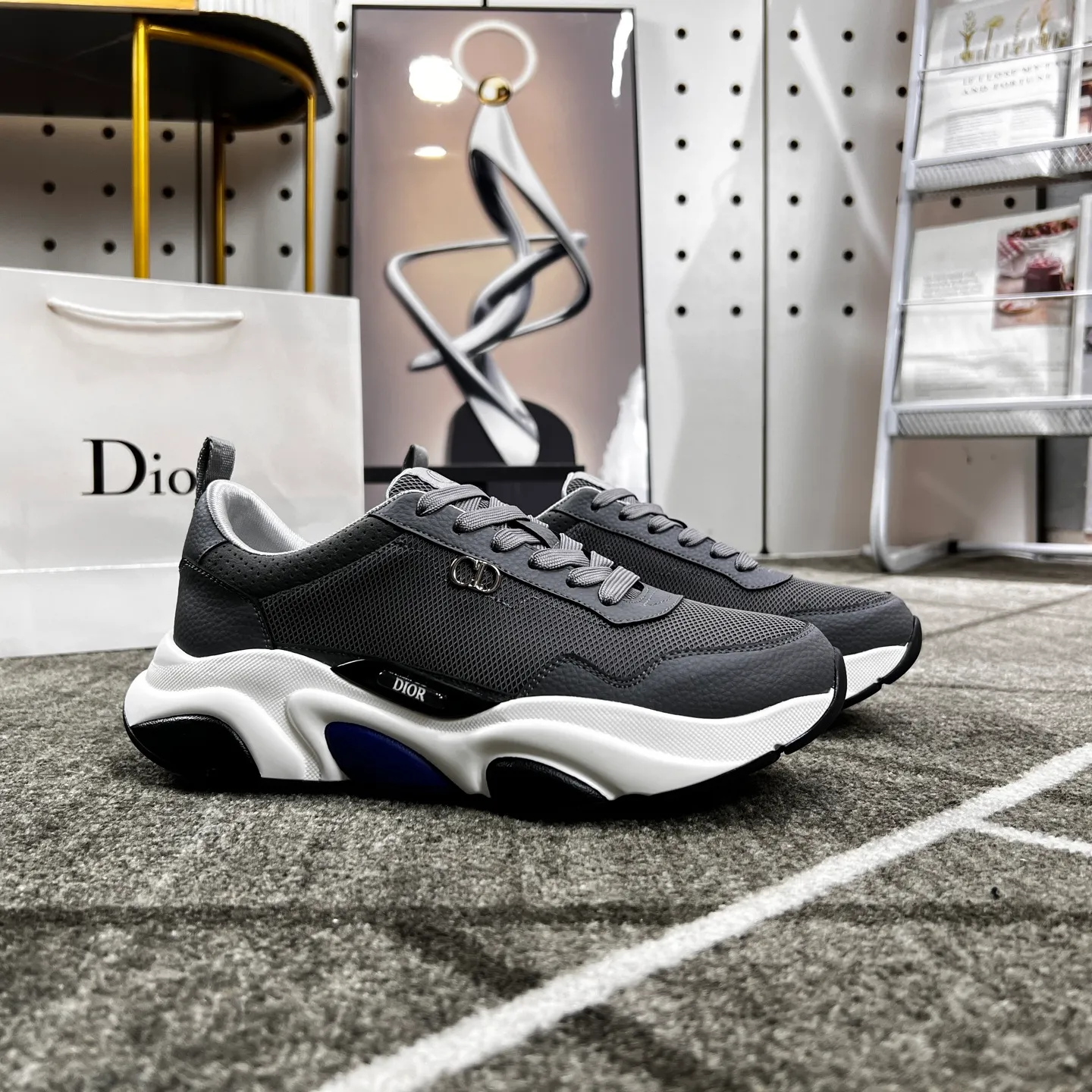 Factory price: 438💰Dior's new casual men's shoes👉 👉 Fashionable and versatile, 💞 simple and elegant style, 🔊 The fabric is made of imported cowhide with mesh, ☑️breathable mesh lining, sheepskin feet, original wear-resistant rubber outsole, exclusive new style, actual shot, three colors available, code number: 38-44, (45 can be customized)